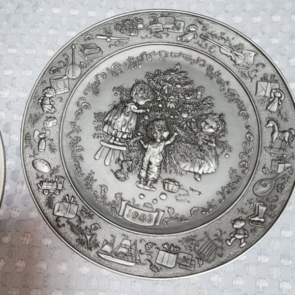 VINTAGE EUC HALLMARK 1983 TRIM A TREE CHRISTMAS PEWTER PLATE & STAND - Picture 1 of 3
